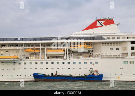 Kreuzfahrtschiff MS Braemar, IMO 9000699, wird durch die im inland Tanker Ecolaguna 10 aus betankt Stockfoto