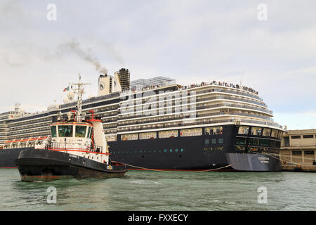 Kreuzfahrtschiff MS Zuiderdam, IMO 9221279, so dass der Hafen von Venedig begleiten von Schlepper Ivonne C Stockfoto