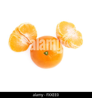 Zwei Hälften und frische saftige Mandarine Frucht über dem weißen Hintergrund isoliert Stockfoto