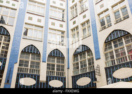 BERLIN, APRIL 15: The Hackeschen Hofe, eine bemerkenswerte Hof Komplex im Zentrum von Berlin am 15. April 2016. Stockfoto