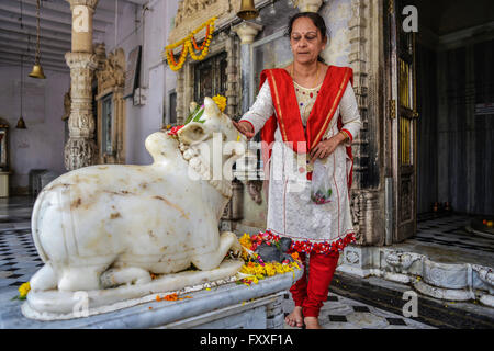 Indien-Mumbai-Bombay A Anhänger vor der Heilige Stier Nandi Babulnath Tempel Stockfoto