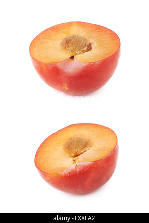 Schneiden Sie offene Pflaume Hälfte isoliert Stockfoto