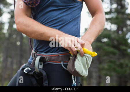 Mittelteil des Mannes mit Chalkbag Stockfoto