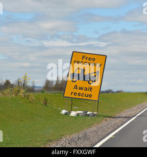 "Kostenlose Rücknahme erwarten Rettung" Zeichen in Baustellen auf der A1 (M), Yorkshire, England, UK Stockfoto