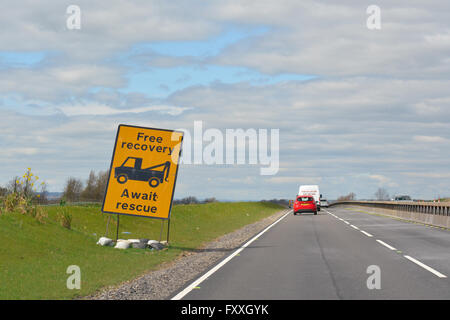 "Kostenlose Rücknahme erwarten Rettung" Zeichen in Baustellen auf der A1 (M), Yorkshire, England, UK Stockfoto