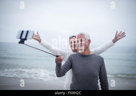 Älteres paar unter einem Selfie am Strand Stockfoto