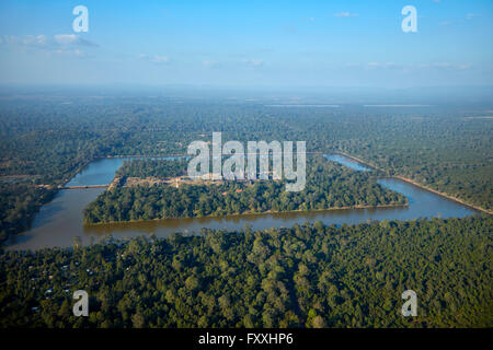 Wassergraben Sie um UNESCO-Weltkulturerbe, Siem Reap, Angkor Wat, Kambodscha - Antenne Stockfoto