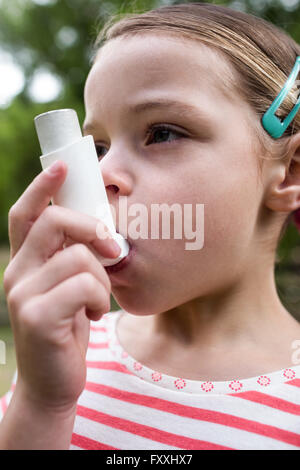 Mädchen mit einem Asthma-Inhalator Stockfoto