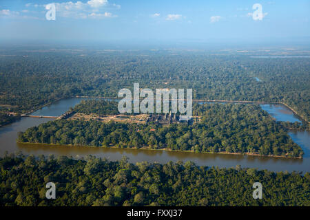 Wassergraben Sie um UNESCO-Weltkulturerbe, Siem Reap, Angkor Wat, Kambodscha - Antenne Stockfoto