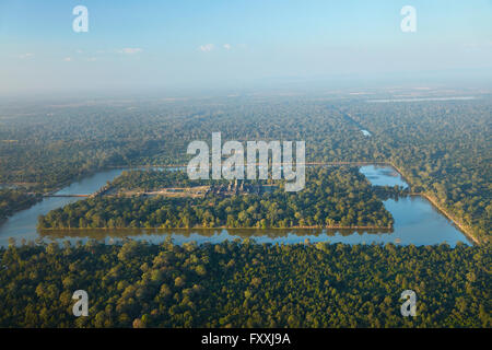 Wassergraben Sie um UNESCO-Weltkulturerbe, Siem Reap, Angkor Wat, Kambodscha - Antenne Stockfoto