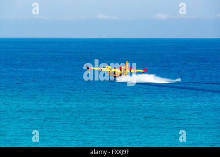 Ein CL-415 (Canadair Bombardier 415) von der französischen Sécurité Civile Wasser zu sammeln. Mittelmeer, Korsika, Frankreich Stockfoto