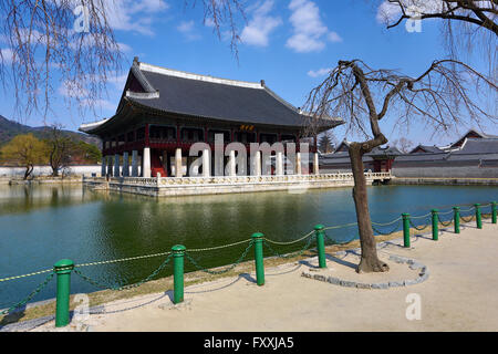 Gyeonghoeru-Pavilion im Gyeongbokgung Palace in Seoul, Korea Stockfoto