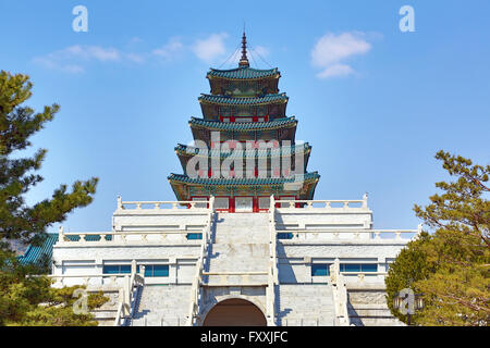 Fünfstöckige Pagode durch das National Folk Museum im Gyeongbokgung Palace in Seoul, Korea Stockfoto