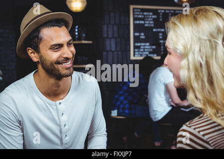 Lächelnde paar sitzen Stockfoto