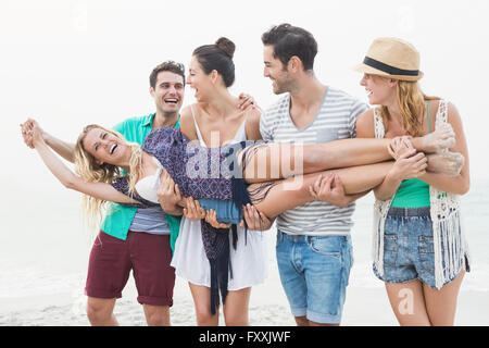Gruppe von Freunden, die ein Betrieb ihres Freundes Stockfoto