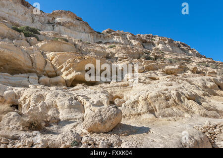 Blick auf die Höhlen in die Sandsteinfelsen von Matala. Kreta, Griechenland Stockfoto