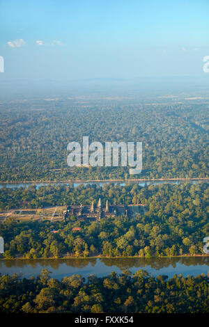 Wassergraben Sie um UNESCO-Weltkulturerbe, Siem Reap, Angkor Wat, Kambodscha - Antenne Stockfoto