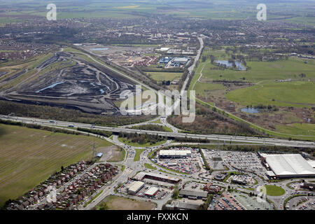 Luftaufnahme der Kreuzung 32 der M62 bei Glasshoughton Blick nach Süden in Richtung Pontefract, West Yorkshire, Großbritannien Stockfoto