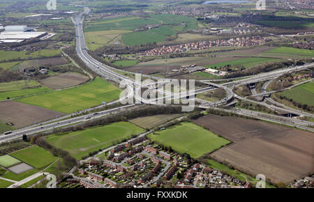 Luftaufnahme des M62 M1 Autobahnanschluss in der Nähe von Wakefield, West Yorkshire, Großbritannien Stockfoto