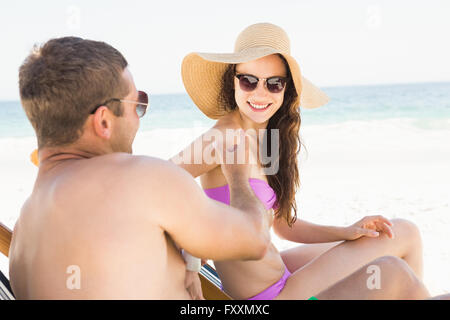 Freunde, die Anwendung von Sonnencreme auf Freundin Stockfoto