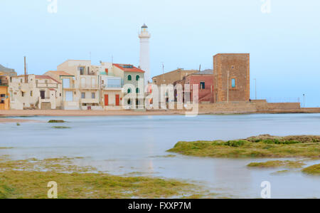 Tagsüber am Strand von Punta Secca mit dem Leuchtturm und der Wachturm Torre Scalambri in Santa Croce Camerina, Sizilien, Italien Stockfoto