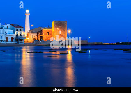 Nacht am Strand von Punta Secca mit dem Leuchtturm und der Wachturm Torre Scalambri in Santa Croce Camerina, Sizilien, Italien Stockfoto