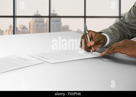 Afro Geschäftsmann Hand unterzeichnet Vertrag. Stockfoto