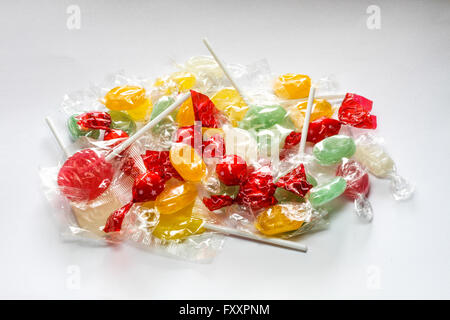viele Süßigkeiten auf weißem Hintergrund Stockfoto