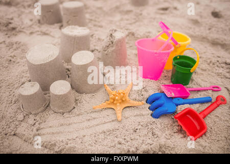 Sandburg mit Eimer und Spaten am Strand Stockfoto