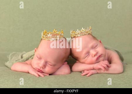 3 Wochen alt eineiige Zwillinge schlafen auf einem grünen Hintergrund Stockfoto