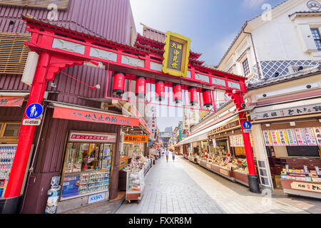 KAWASAKI, JAPAN - 7. August 2015: Die Einkaufspassage zu Kawasaki-Daishi-Tempel, der im Jahre 1128 gegründet wurde. Stockfoto