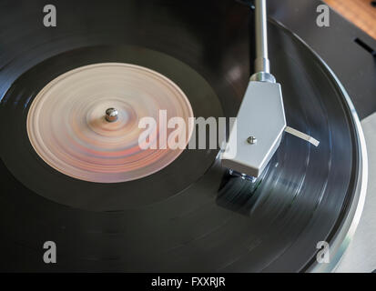 Spinning auf Plattenspieler Vinyl-Schallplatte Stockfoto