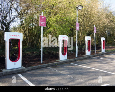 Tesla Elektroauto-Ladestationen auf M11 Dienstleistungen Birchanger Green Stockfoto