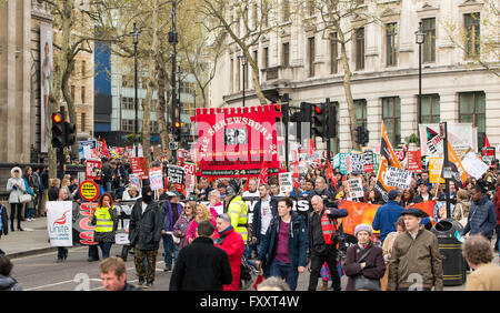 Von der Polizei gemeldet, marschierten über hunderttausend Menschen auf dem Trafalgar Square Protest gegen die konservative Regierungspolitik Stockfoto