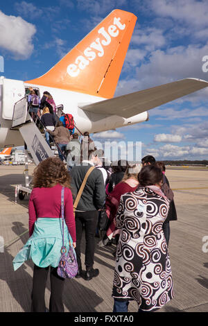 Fluggästen einen Easyjet-Flug am Flughafen Gatwick in Surrey UK Stockfoto