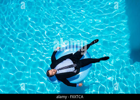Entspannen Sie sich auf aufblasbare Geschäftsmann Stockfoto