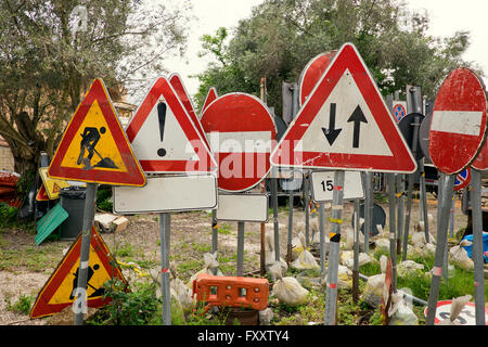 Sammeln von Straßenschildern Stockfoto