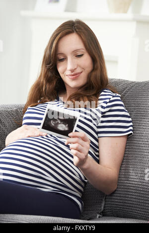 Schwangere Frau mit Ultraschalluntersuchung der Baby Stockfoto