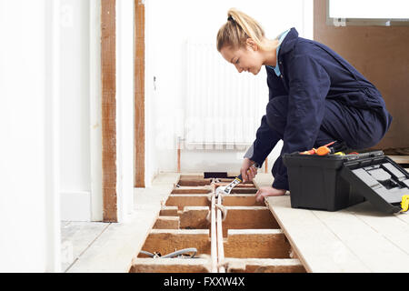 Weibliche Klempner Einbau Zentralheizung Stockfoto
