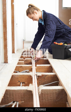 Weibliche Klempner Einbau Zentralheizung Stockfoto