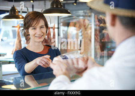 Kundin Fleisch In Metzger-Shop kaufen Stockfoto