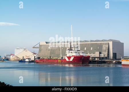 Schiffe in industriellen Hafen von Harlingen, Friesland, Niederlande Stockfoto