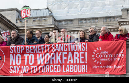 Menschen kamen aus allen Teilen Großbritanniens an den Protest gegen Sparpolitik in London teilnehmen. Stockfoto