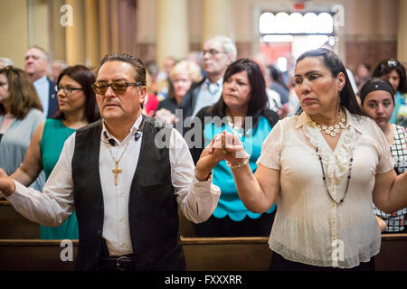 Detroit, Michigan - ein "Masse Mob" füllt die heilige katholische Erlöserkirche zur Sonntagsmesse. Stockfoto