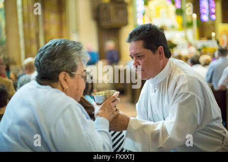 Detroit, Michigan - Gemeinschaft während Sonntag Masse im Allerheiligsten Erlöser katholische Kirche. Stockfoto