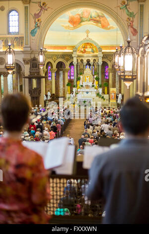 Detroit, Michigan - ein "Masse Mob" füllt die heilige katholische Erlöserkirche zur Sonntagsmesse. Stockfoto