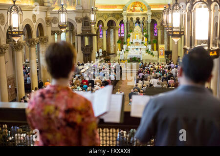 Detroit, Michigan - ein "Masse Mob" füllt die heilige katholische Erlöserkirche zur Sonntagsmesse. Stockfoto