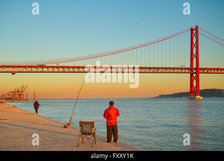 Fischer auf einem Fluss Tajo in der Nähe der 25 April-Brücke in Lissabon. Portugal Stockfoto