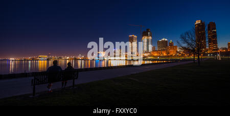 Milwaukee Wisconsin am Seeufer in der Nacht Stockfoto