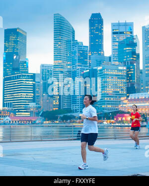 Nicht identifizierte Personen Runnig vor Singapur in Singapur. Stockfoto